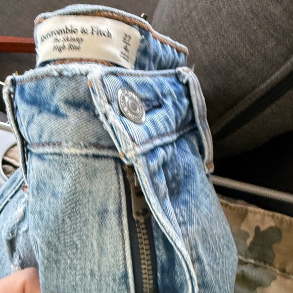 Abercrombie & Fitch|Curve Love denim in distressed skinny high rise-Light Blue• - Picture 6 of 11